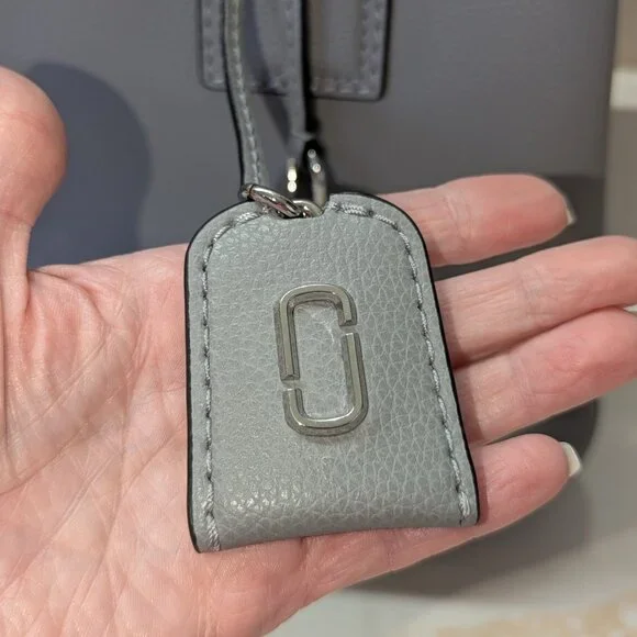 Marc Jacobs leather bag plus pouch & large zip pocket. EUC! Can hold an iPad. - Picture 4 of 9